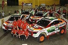 Guter Dinge: Das Repsol-Team mit ihren Mitsubishi Ralliart. Foto: Auto-Reporter/Mitsubishi